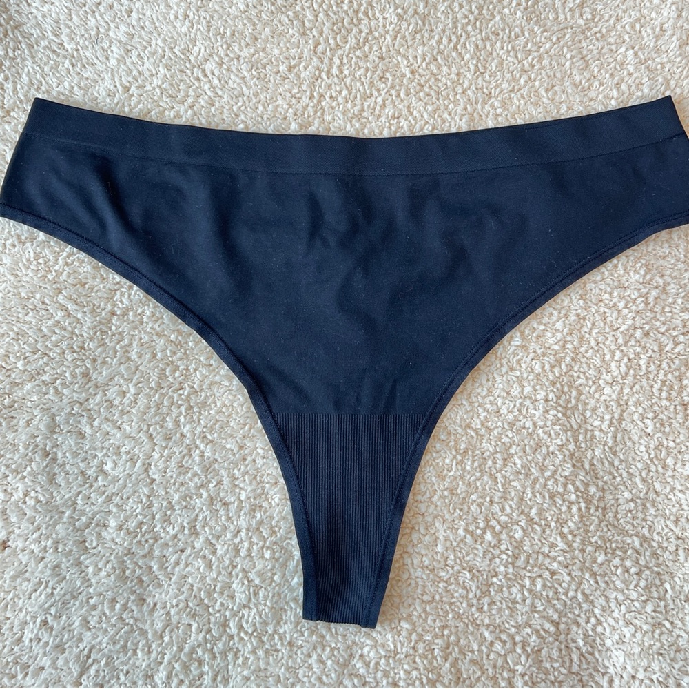 New Skims soft smoothing thong. Size L . Color black